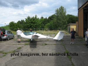 Před hangárem