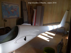 1005-trup-kluzaku-j-macha